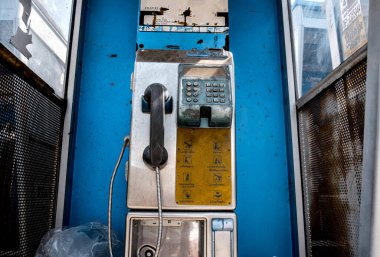 Şehir çöplüğündeki eski ve kirli sokak telefonları..