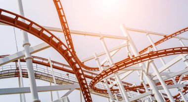 Işık arkaplanındaki büyük roller coaster detayları.
