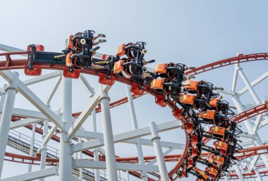 Işık arkaplanındaki büyük roller coaster detayları.