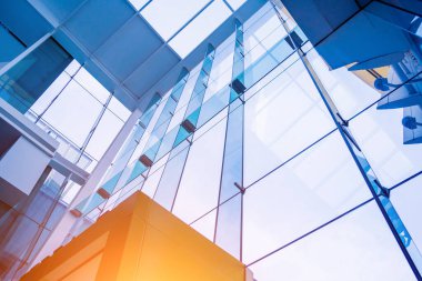 Metal ve camla modern soyut mimari ve ayrıntılı arka plan.