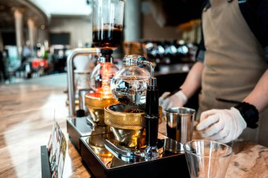 Barista büyük alışveriş merkezinde kahve hazırlıyor..