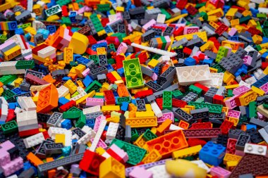 Masadaki çok renkli plastik tuğlalara bak