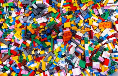 Masadaki çok renkli plastik tuğlalara bak