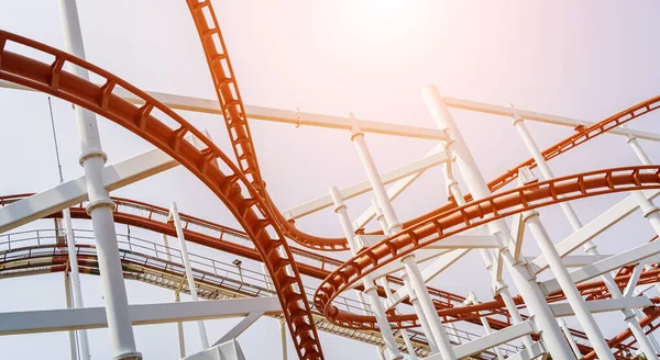 Işık Arkaplanındaki Büyük Roller Coaster Detayları — Stok fotoğraf