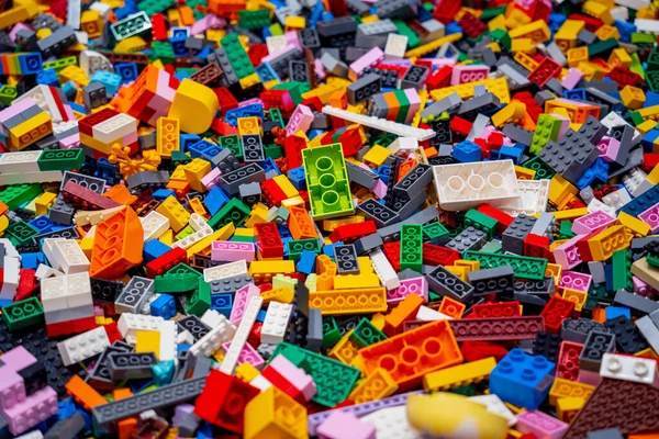 Masadaki çok renkli plastik tuğlalara bak