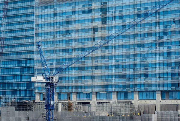 現代建設現場で働く労働者の概念 — ストック写真