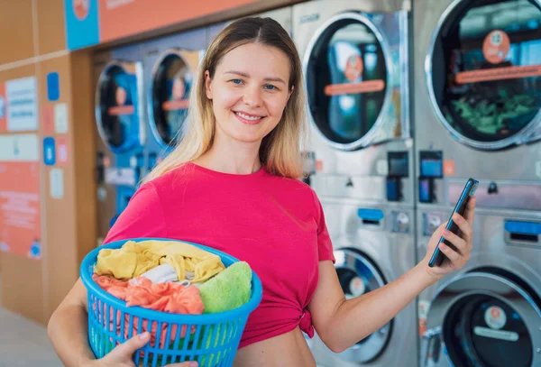 Young Woman Pays Laundry Service Using Phone Banking Application — Stock Photo, Image