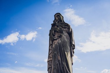 Avrupa 'daki eski gotik katedralin mimari ayrıntıları.