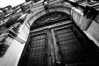 Klasik pencere ve kapıları olan eski bir Avrupa tarihi binasının cephesi.