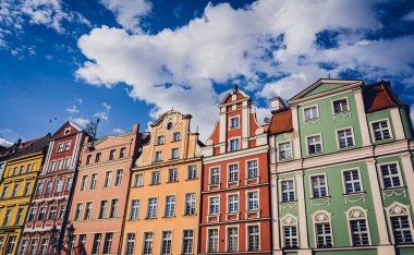 WROCLAW, POLAND - 15 Nisan 2023: Wroclaw 'daki Eski Şehir' in tarihi evleri ve caddelerinin dışı