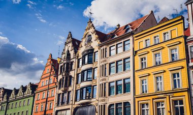 WROCLAW, POLAND - 15 Nisan 2023: Wroclaw 'daki Eski Şehir' in tarihi evleri ve caddelerinin dışı