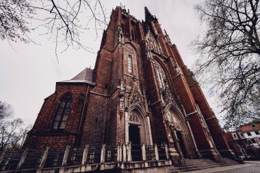 Avrupa 'daki eski gotik katedralin mimari ayrıntıları.