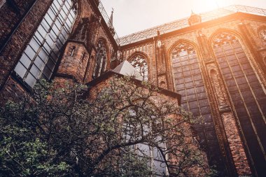 Avrupa 'daki eski gotik katedralin mimari ayrıntıları.