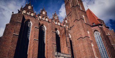 Avrupa 'daki eski gotik katedralin mimari ayrıntıları.