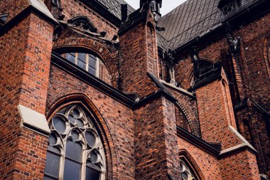 Avrupa 'daki eski gotik katedralin mimari ayrıntıları.