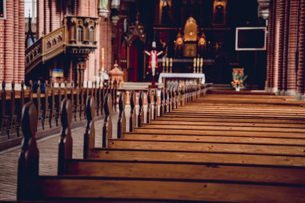 Ряды Церковных Скамеек Старой Европейской Католической Церкви — стоковое фото