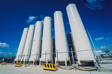 Sıvı nitrojen tankları ve endüstriyel gaz üretmek için ısı değiştirici bobinler..