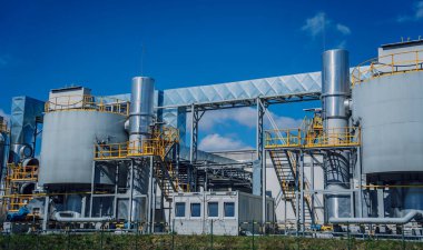 Otoyol kenarında modern bir fabrika binası..