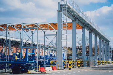 Mavi gökyüzü arka planında sanayi için modern buhar boru hattı