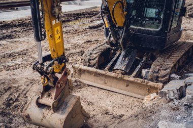 İnşaat alanında inşaat makineleri olan büyük bir şantiye.