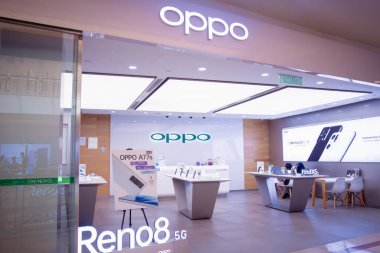 KUALA LUMPUR, MALAYSIA - ARALIK 04, 2022: Oppo marka perakende satış mağazası logosu.
