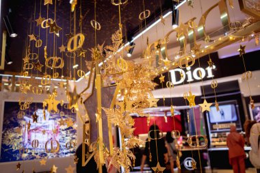 KUALA LUMPUR, MALAYSIA - Aralık 04, 2022: Christian Dior marka perakende satış mağazası logosu alışveriş merkezinin vitrininde.