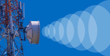 Gökyüzü arka planında akıllı cep telefonu için 5G baz istasyonu.