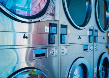 Büyük çamaşırhanedeki sanayi çamaşır makinelerinin sıraları