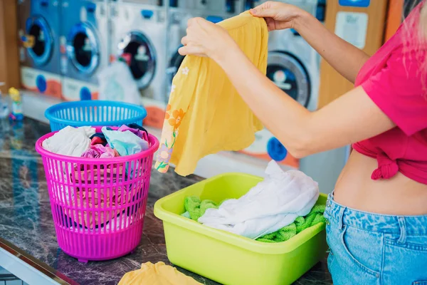 Ung Vacker Kvinna Tvättar Och Torkar Kläder Tvätten — Stockfoto