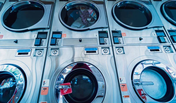 Rader Industriella Tvättmaskiner Den Stora Tvättomaten — Stockfoto