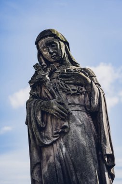 Avrupa 'daki eski gotik katedralin mimari ayrıntıları.