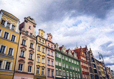 WROCLAW, POLAND - 15 Nisan 2023: Wroclaw 'daki Eski Şehir' in tarihi evleri ve caddelerinin dışı