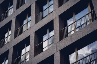 Gökyüzü arka planında cam cepheli modern bina.