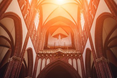 Eski Avrupa Katolik Kilisesi 'nin ana sahasında org.