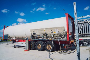 Sıvı nitrojen tankları ve endüstriyel gaz üretmek için ısı değiştirici bobinler..