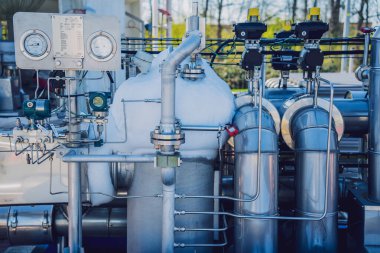 Sıvı nitrojen tankları ve endüstriyel gaz üretmek için ısı değiştirici bobinler..