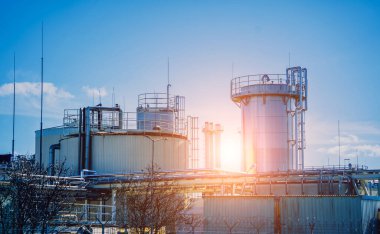 Mavi gökyüzü arka planında tahıl depolamak için modern silolar