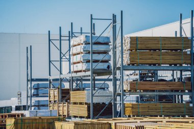 Mavi gökyüzü arka planında modern endüstriyel depo binaları