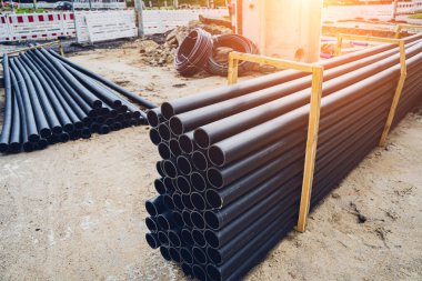 İnşaat alanında boruları ve kabloları olan büyük bir inşaat alanı.