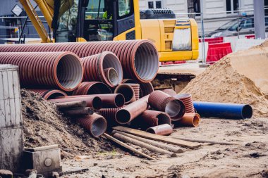 İnşaat alanında boruları ve kabloları olan büyük bir inşaat alanı.