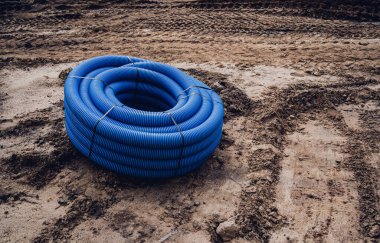 İnşaat alanında boruları ve kabloları olan büyük bir inşaat alanı.