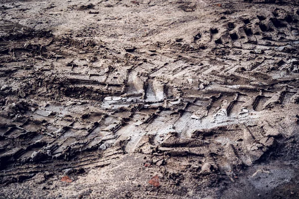 建設道路のサイト上の掘削機のタイヤの足跡 — ストック写真