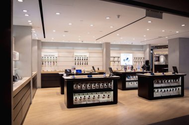 KUALA LUMPUR, MALAYSIA - ARALIK 04, 2022: Alışveriş merkezinin vitrinindeki en üst düzey perakende satış mağazası logosu.