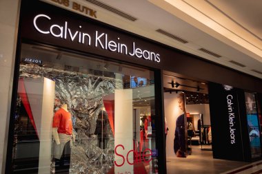 KUALA LUMPUR, MALAYSIA - Aralık 04, 2022: Calvin Klein Jeans marka perakende satış mağazası logosu.