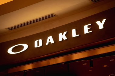 KUALA LUMPUR, MALAYSIA - ARALIK 04, 2022: Oakley marka perakende satış mağazası logosu.