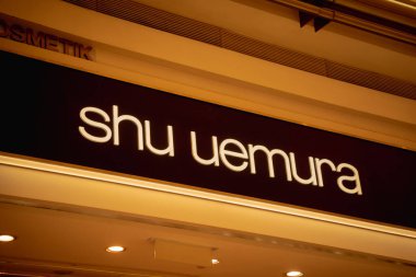 KUALA LUMPUR, MALAYSIA - 04 Aralık 2022: Alışveriş merkezinin vitrininde Shu Uemura marka perakende satış mağazası logosu.