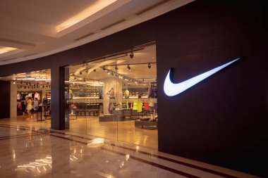 KUALA LUMPUR, MALAYSIA - ARALIK 04, 2022: Nike marka perakende satış mağazası logosu.