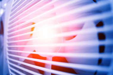 Geniş bir mağazanın galerisindeki dairesel havalandırma kanalı..