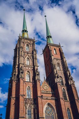 WROCLAW, POLAND - 15 Nisan 2023: Wroclaw 'daki eski tarihi katedralin dışı