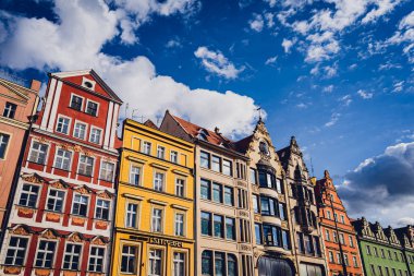 WROCLAW, POLAND - 15 Nisan 2023: Wroclaw 'daki Eski Şehir' in tarihi evleri ve caddelerinin dışı